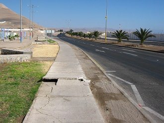 Kapit�n-Avalos-Allee, ein Schaden im
                          B�rgersteig bei der Haltestelle
                          "Kartoffelberg" (Cerro Chu�o)