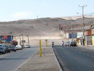 Die Sicht auf das Ende der Morrillos-Alle
                          mit den gelben Pfosten mit der Aufschrift
                          "�l-Pipeline"
                          ("oleoducto")