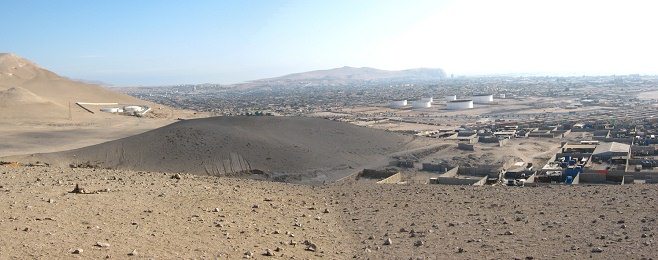 Die Sicht vom Kartoffelberg (Cerro
                            Chu�o) auf Arica bis zum Strand,
                            Panoramafoto