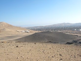 Die Sicht vom Kartoffelberg
                                  (Cerro Chu�o) auf Arica bis zum Strand
                                  08