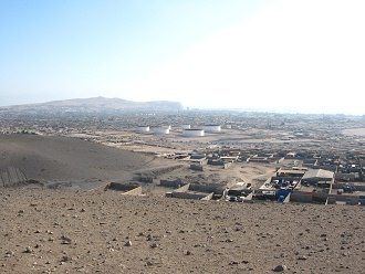 Die Sicht vom Kartoffelberg
                                  (Cerro Chu�o) auf Arica bis zum Strand
                                  09