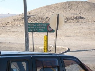 Das Ende der Morrillo-Allee,
                        eine Tafel weist auf passierende, grosse
                        Lastwagen hin, und der gelbe Pfosten warnt vor
                        der �l-Pipeline