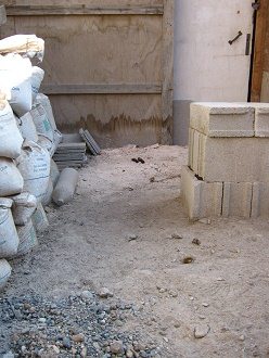 Das Haus von Teresa Tarasco mit der
                        rosaroten Gift-Erde 04