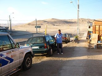Der Regio-B�rgermeister Astudillo steht
                        neben seinem Haus an der Morrillo-Allee am
                        Kartoffelberg (Cerro Chu�o)