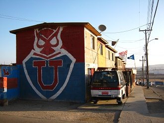 Ein Nachbarhaus an der Morrillo-Allee mit
                        einem schrecklichen Logo "U"