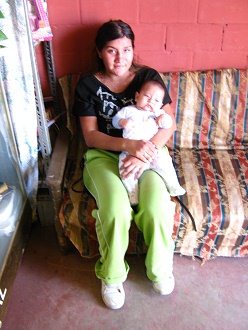 Eliah Pizarro Carbajal mit ihrem Baby