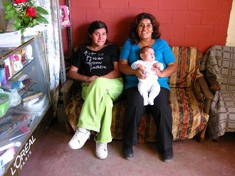 Eliah Pizarro Carbajal mit Baby und mit
                            ihrer Mutter