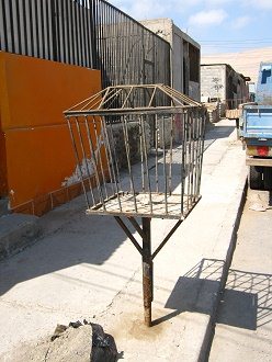 Abfall-Sammelkorb in Metallgittern