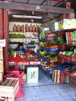Der Markt
                                  "Kartoffelberg" (mercado
                                  Chu�o) 02, ein Gem�seladen
