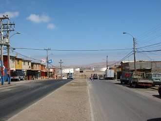 Morrillo-Allee mit der Sicht auf die
                        Avalos-Allee mit den �l-Zisternen des
                        Industriequartiers im Hintergrund
