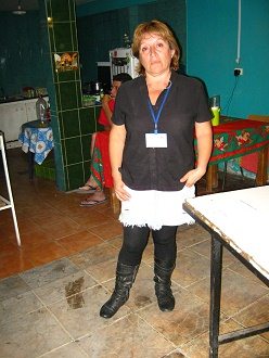 Die Beauftragte Patricia Loayza
                        Gonzales mit ihrer Ausweiskarte