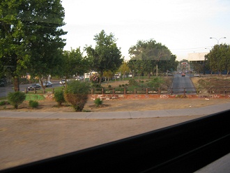 Allee mit Parkanlage