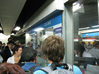 U-Bahnstation
                        "Santiago-Universit�t"
                        ("Universidad de Santiago"),
                        Warteschlange am Billeth�uschen