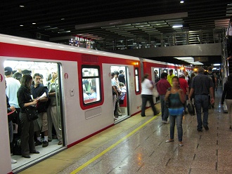 U-Bahnstation "Moneda", eine
                U-Bahn in Rot