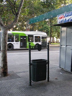 Historischer Abfallk�bel, im Hintergrund
                        ein Stadtbus aus Santiago mit dem typischen,
                        neuen Design in Weiss mit einem gr�nen
                        Schr�gstreifen