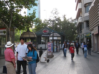Der Eingang der U-Bahnstation
                        "Universit�t Chile" ("universidad
                        de Chile")