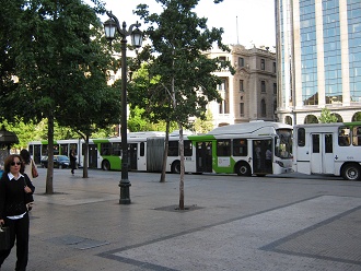 Higginsallee mit Bussen mit Pfeilen