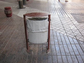 Ahumada-Passage ("paseo
                        Ahumada"), �berdachter Papierkorb