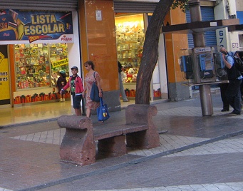 Br�ckenpassage (paseo Puente), Steinbank
                        mit Schw�ngen
