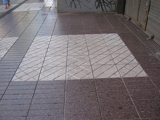 Br�ckenpassage (paseo Puente), Kachelbelag
                        in weissen Quadraten