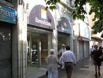 Br�ckenpassage (paseo Puente), die
                                Staatsbank "Banco Estado"
