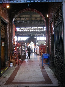 Zentraler Markt (mercado central),
                Durchgang