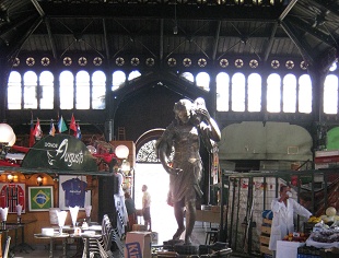 Zentraler Markt (mercado central),
                        Brunnenstatue