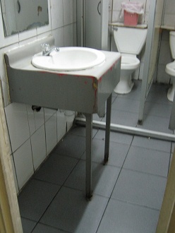 Stabiles Lavabo mit St�tzen im
                        Schnellrestaurant