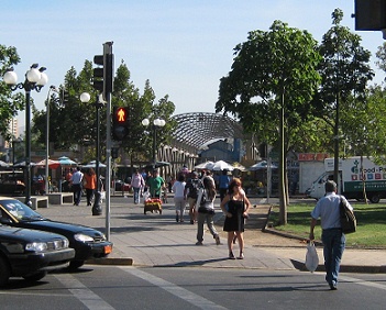 Balmaceda-Allee (avenida Balmaceda), Sicht
                        auf die Wagenbr�cke (puente Los Carros)