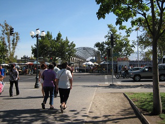 Balmaceda-Allee (avenida Balmaceda), Sicht
                        auf die Wagenbr�cke (puente Los Carros),
                        Frontalaufnahme