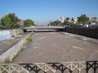 Der Mapocho-Fluss, Sicht abw�rts in
                Richtung Westen