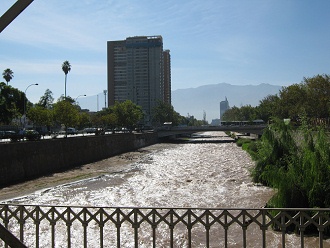 Der Mapocho-Fluss, Sicht aufw�rts in
                        Richtung Osten