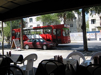 Ein roter Stadtbus f�hrt durch das
                        Patronato-Quartier