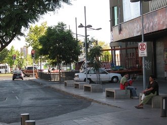 Strasse des 21. Mai, Taube und Berg im
                        Hintergrund