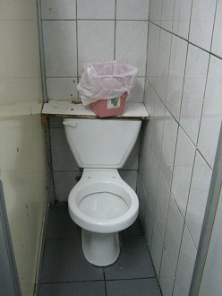 Sauberes Restaurant-WC im
                        Schnellrestaurant