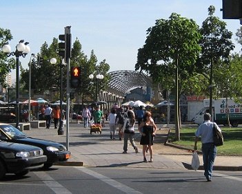 Balmaceda-Allee (avenida Balmaceda), Sicht
                        auf die Wagenbr�cke (puente Los Carros)