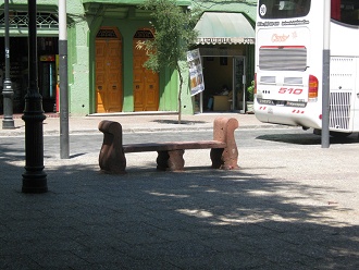 Banco de piedra con curvas