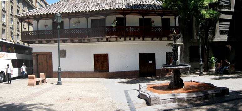 Fuente con fachada de la casa, foto
                        panor�mica