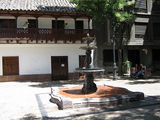 Fuente con fachada de la casa