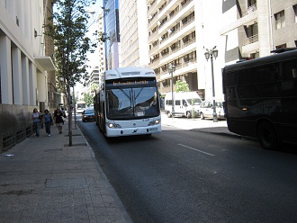 Avenida McIver, Stadtbus frontal