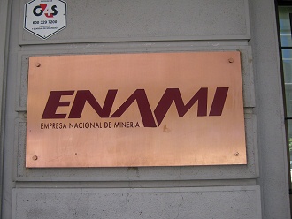 McIver-Allee 459, das Schild "Enami -
                        empresa nacional de miner�a" (nationale
                        Minengesellschaft)