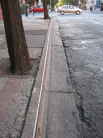 Avenida Catedral, bordillo en metal
