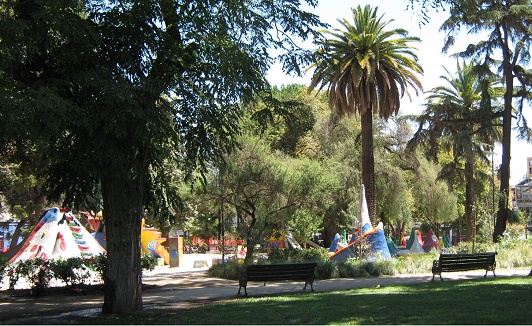 Brasilienplatz, Spielplatz
mit Vulkanen, Nahaufnahme Brasilienplatz, Spielplatz mit Vulkanen,
Nahaufnahme