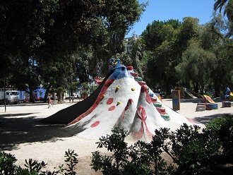 Der
Spielplatz am Brasilienplatz,
Vulkanrutschbahn 01 Der Spielplatz am Brasilienplatz,
Vulkanrutschbahn 01