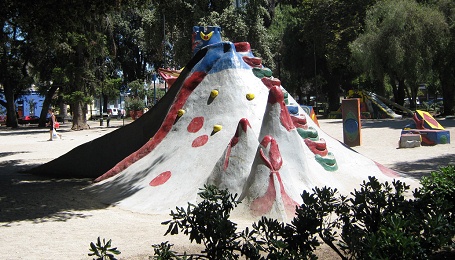 Der Spielplatz am Brasilienplatz,
Vulkanrutschbahn 01, Nahaufnahme Der Spielplatz am Brasilienplatz,
Vulkanrutschbahn 01, Nahaufnahme