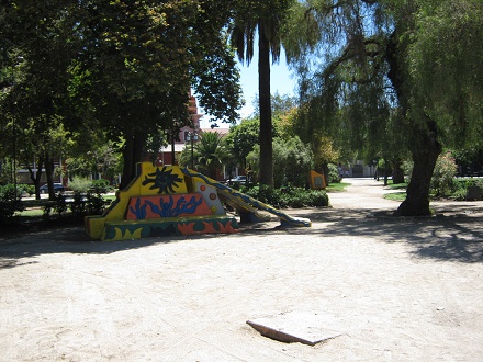 Der Spielplatz am
Brasilienplatz, Pyramidenrutschbahn Der Spielplatz am Brasilienplatz,
Pyramidenrutschbahn