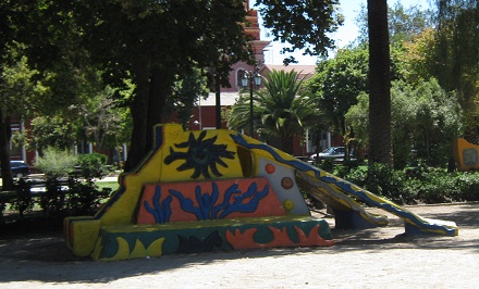 Der
Spielplatz am Brasilienplatz,
Pyramidenrutschbahn, Nahaufnahme Der Spielplatz am Brasilienplatz,
Pyramidenrutschbahn, Nahaufnahme