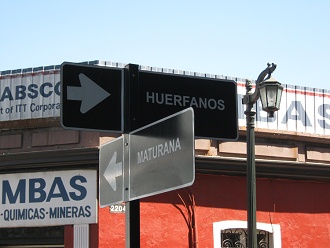 Strassenschilder Waisernkinderstrasse
                          (calle Hu�rfanos) und Matucanastrasse,
                          Nahaufnahme