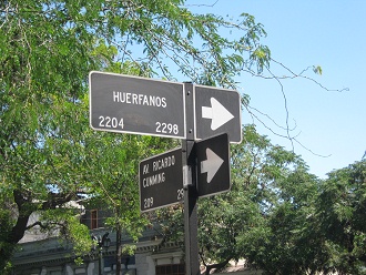 Strassenschilder Waisenkinderstrasse
                          (calle Hu�rfanos) und Cummingallee (avenida
                          Cumming)