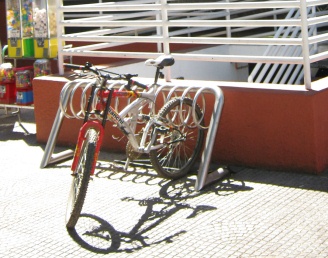 Cummingallee, Einkaufszentrum Santa
                              Isabel, Velost�nder, Nahaufnahme
